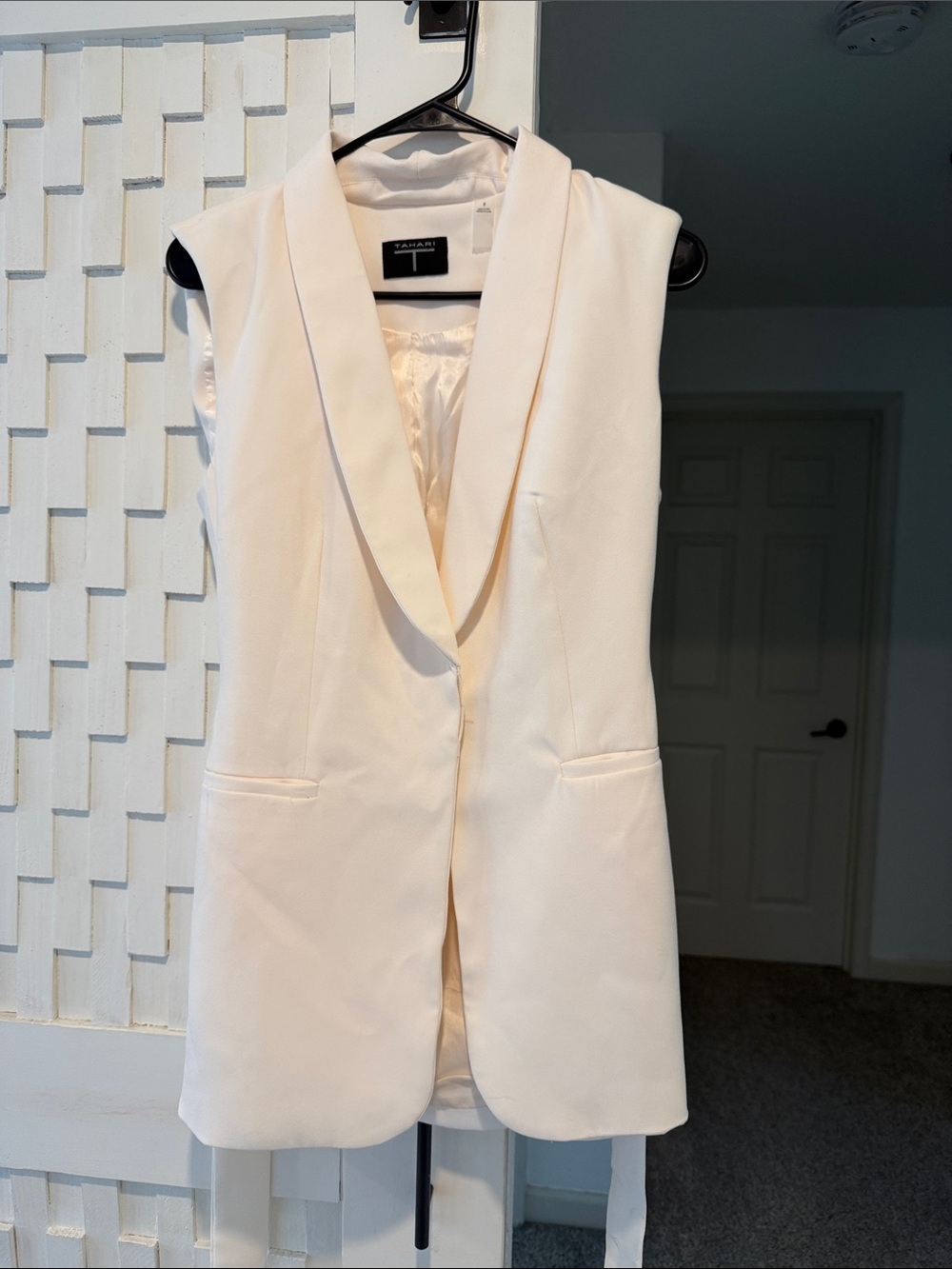 Tahari Cream Sleeveless Shawl Collar Blazer Vest